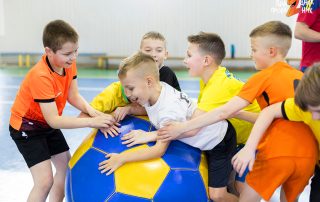 футбольная вечеринка с гигантским мячом